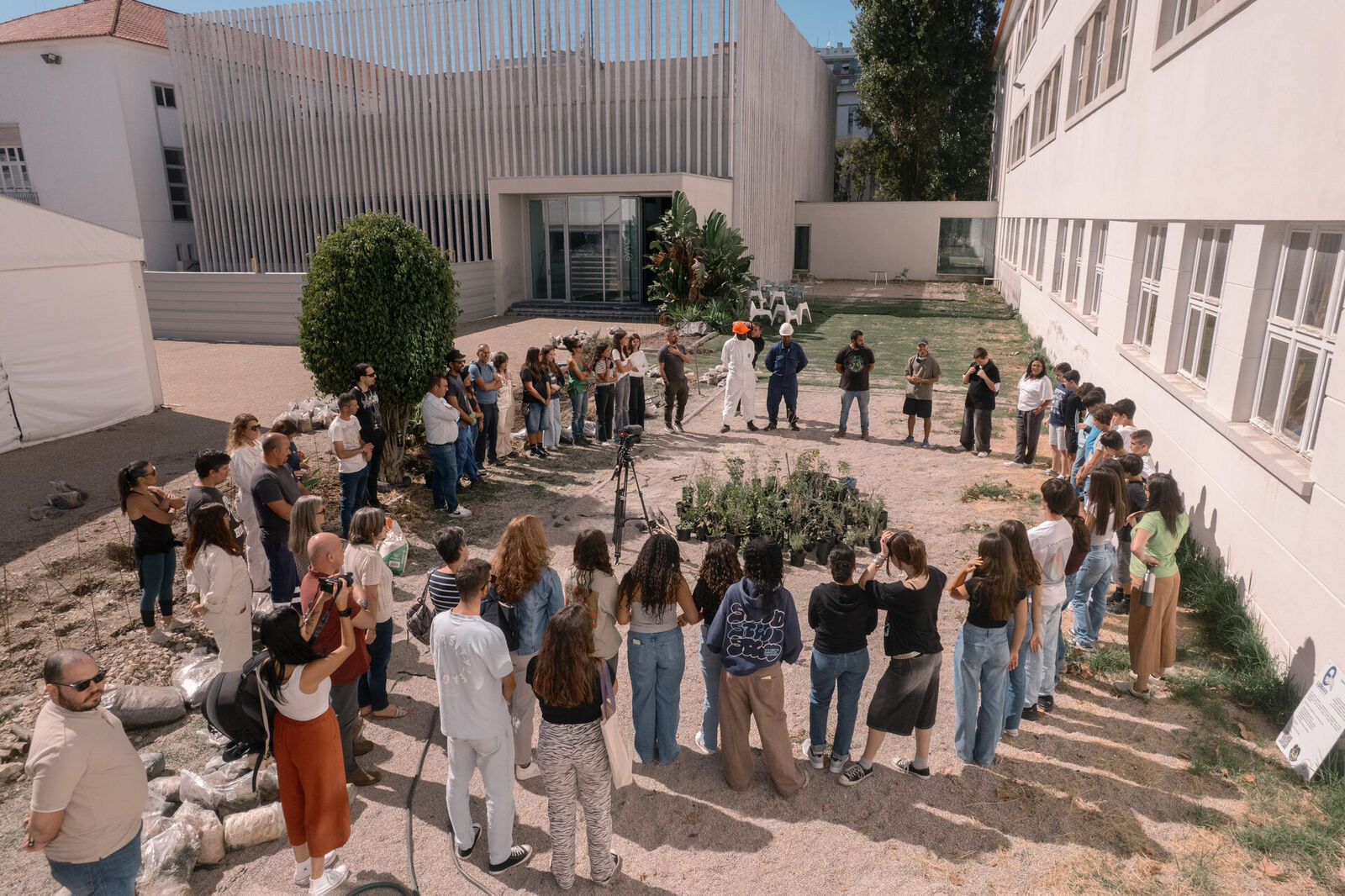 Escola Sebastião da Gama — comunidade em círculo antes de plantar